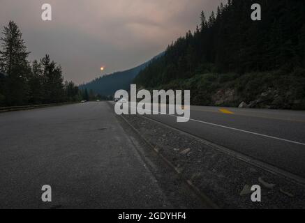 Waldbrandrauch auf dem Trans Canada Highway Near Field, British Columbia Stockfoto