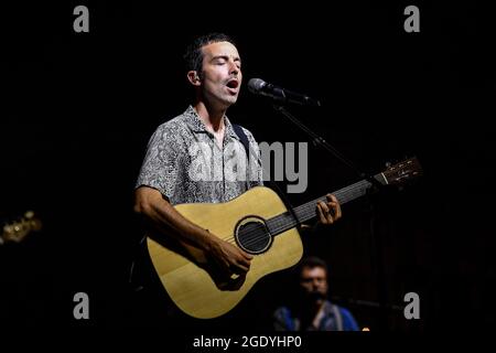 Riola Sardo, Italien. August 2021. Antonio Diodato durante Diodato Live Estate 21, Concerto cantante italiano in Riola Sardo, Italia, 14 agosto 2021 Credit: Independent Photo Agency/Alamy Live News Stockfoto