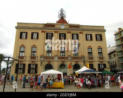 LLORET DE MAR, SPANIEN - 25. Aug 2013: Die Fassade des Rathausgebäudes in Lloret de Mar, Katalonien, Spanien Stockfoto