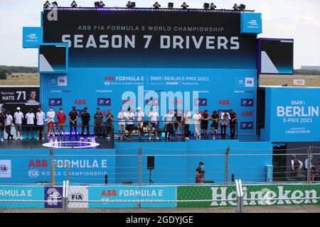 Berlin, Deutschland. August 2021. Motorsport: Formel-E-Weltmeisterschaft, ePrix 2021, Rennen auf dem ehemaligen Flughafen Tempelhof. Die Teams stehen vor der Preisverleihung auf der Tribüne. Quelle: Andreas Gora/dpa/Alamy Live News Stockfoto