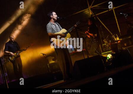 Riola Sardo, Italien. August 2021. Antonio Diodato durante Diodato Live Estate 21, Concerto cantante italiano in Riola Sardo, Italia, 14 agosto 2021 Credit: Independent Photo Agency/Alamy Live News Stockfoto