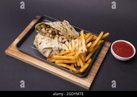 Eine Gyros-Pita mit Pommes Frites und Ketchup Stockfoto