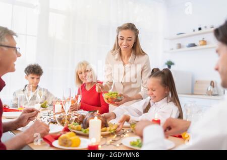 Glückliche, erweiterte Familie mit mehreren Generationen, die Thanksgiving oder Weihnachten mit festlichem truthahn zu Hause feiern Stockfoto