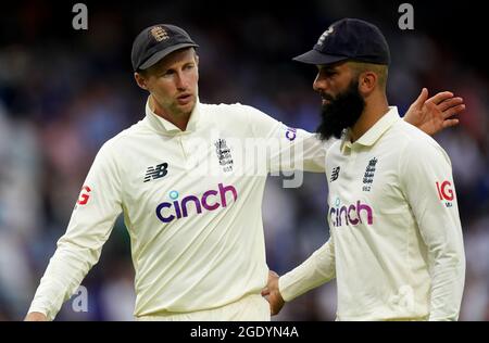 Der englische Joe Root (links) und Moeen Ali (rechts) nach dem Ende des Spiels aufgrund des schlechten Lichts am vierten Tag des Cinch Second Test Matches in Lord's, London. Bilddatum: Sonntag, 15. August 2021. Stockfoto