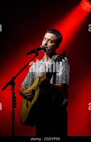 Riola Sardo, Italien. August 2021. Antonio Diodato durante Diodato Live Estate 21, Concerto cantante italiano in Riola Sardo, Italia, 14 agosto 2021 Credit: Independent Photo Agency/Alamy Live News Stockfoto