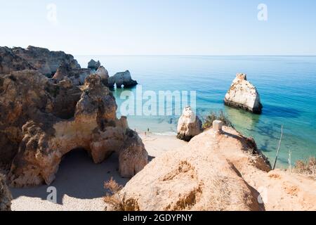 Sonniger Tag. Panoramablick von oben auf den Strand der drei Brüder. Alvor, Portimao, Algarve, Portugal. Europa Stockfoto