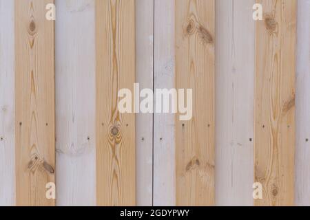 Hintergrund von den vertikalen Holz unbemalten Bretter. Stockfoto