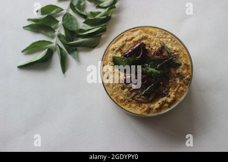 Hausgemachte, frische, würzige und heiße Würze mit Kokosnussschallotten und rotem Chilly. Lokal bekannt als Koriander-Kokosnuss-Chutney. Stockfoto