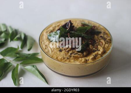 Hausgemachte, frische, würzige und heiße Würze mit Kokosnussschallotten und rotem Chilly. Lokal bekannt als Koriander-Kokosnuss-Chutney. Stockfoto