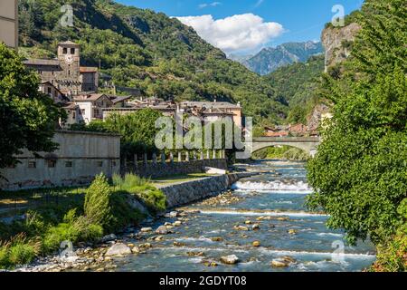 Schöne Aussicht in Verres an einem sonnigen Sommertag. Aostatal, Norditalien. Stockfoto