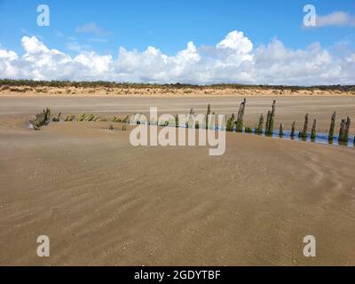 Schiffswrack am Strand von Cefn Sands im Pembrey Country Park in Carmarthenshire South Wales UK, einem beliebten walisischen Touristenreiseort und einer beliebten Küste Stockfoto