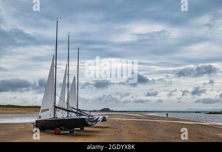 Drei Segelboote Merlin Rockets am Sandstrand, West Bay, North Berwick, East Lothian, Schottland, VEREINIGTES KÖNIGREICH Stockfoto