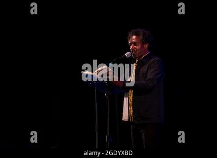 Der Dichter Lemn Sissay liest aus seinem Buch "Mein Name ist Warum?" Beim Fringe -by-the-Sea Festival, North Berwick, Schottland, Großbritannien Stockfoto