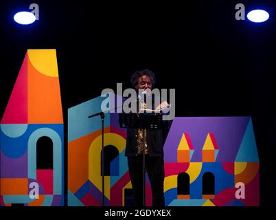 Der Dichter Lemn Sissay liest aus seinem Buch "Mein Name ist Warum?" Beim Fringe -by-the-Sea Festival, North Berwick, Schottland, Großbritannien Stockfoto