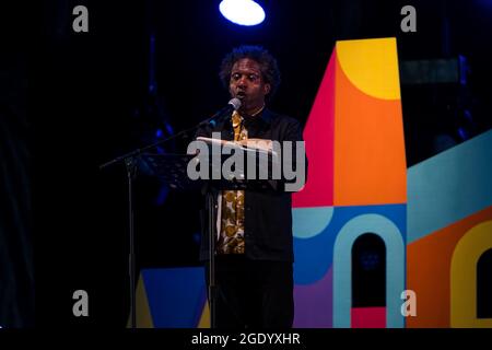 Der Dichter Lemn Sissay liest aus seinem Buch "Mein Name ist Warum?" Beim Fringe -by-the-Sea Festival, North Berwick, Schottland, Großbritannien Stockfoto