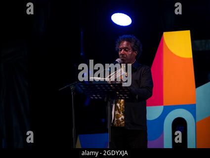 Der Dichter Lemn Sissay liest aus seinem Buch "Mein Name ist Warum?" Beim Fringe -by-the-Sea Festival, North Berwick, Schottland, Großbritannien Stockfoto