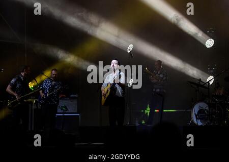 Riola Sardo, Italien. August 2021. Antonio Diodato durante Diodato Live Estate 21, Concerto cantante italiano in Riola Sardo, Italia, 14 agosto 2021 Credit: Independent Photo Agency/Alamy Live News Stockfoto