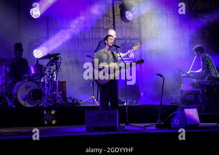 Riola Sardo, Italien. August 2021. Antonio Diodato durante Diodato Live Estate 21, Concerto cantante italiano in Riola Sardo, Italia, 14 agosto 2021 Credit: Independent Photo Agency/Alamy Live News Stockfoto