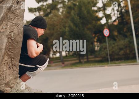 Junger sportlicher Kerl, der Parkour an der Stadtstraße macht Stockfoto
