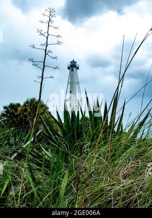 Der antike Leuchtturm auf Boca Grande, FL, ist ein Wahrzeichen an einem wolkenverwitterten, stürmischen Sommertag, an dem sich Sturmwolken über dem Golf von Mexiko sammeln Stockfoto