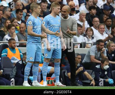 London, England, 15. August 2021. PEP Guardiola, Manager von Manchester City, gibt Kevin De Bruyne einige letzte Anweisungen, bevor er als Sub während des Premier League-Spiels im Tottenham Hotspur Stadium, London, antritt. Bildnachweis sollte lauten: Paul Terry / Sportimage Stockfoto