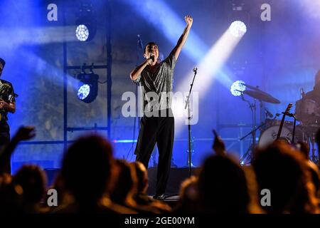 Riola Sardo, Italien. August 2021. Antonio Diodato durante Diodato Live Estate 21, Concerto cantante italiano in Riola Sardo, Italia, 14 agosto 2021 Credit: Independent Photo Agency/Alamy Live News Stockfoto