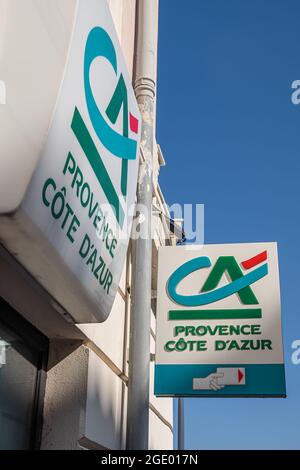 Menton, Frankreich - 2. Juli 2020: Die Bank Credit Agricole in Menton Stockfoto