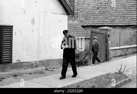 Ungarischer Mann in Uniform und Kind beim Spaziergang im Dorf bei Budapest, Ungarn 1956 Stockfoto