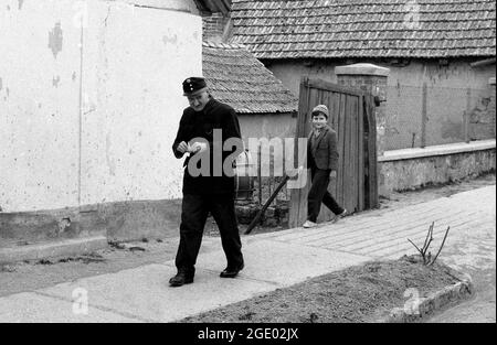 Ungarischer Mann in Uniform und Kind beim Spaziergang im Dorf bei Budapest, Ungarn 1956 Stockfoto