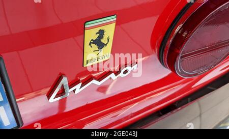 Bordeaux , Aquitaine Frankreich - 20 15 2020 : Ferrari Dino Logo und Text auf dem hinteren sportlichen roten Auto Luxus Sport Abzeichen Stockfoto