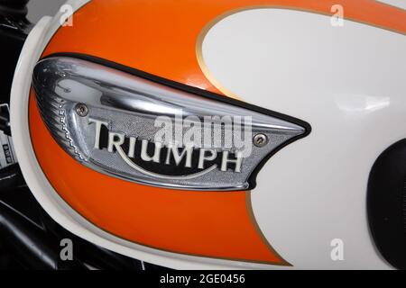 Bordeaux , Aquitaine Frankreich - 20 15 2020 : Triumph Logo und Text auf weißem orangefarbenem bonneville Motorrad Stockfoto
