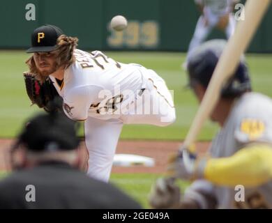 Pittsburgh, Usa. August 2021. Pirates Pitcher Starter Dillion Peters wirft am Sonntag, den 15. August 2021 in Pittsburgh im PNC Park das erste Inning gegen die Milwaukee Brewers. Foto von Archie Corper/UPI Credit: UPI/Alamy Live News Stockfoto