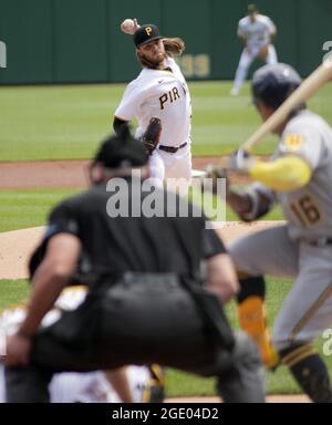 Pittsburgh, Usa. August 2021. Pirates Pitcher Dillion Peters wirft am Sonntag, den 15. August 2021 in Pittsburgh im PNC Park das erste Inning gegen die Milwaukee Brewers. Foto von Archie Corper/UPI Credit: UPI/Alamy Live News Stockfoto