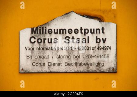 Altes Zeichen der Umweltmessstelle (Milieumeetpunt) von Tata (corus) Stahl in IJmuiden in den Niederlanden Stockfoto