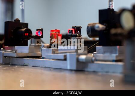 Laserfilterexperiment in einem Laserlabor Stockfoto