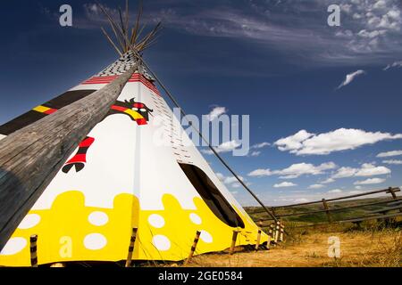 Alberta Alberta Kanada, 30 2021. Juli: Ein einheimisches Teepee, das in Head eingerichtet wurde, wurde im Buffalo Jump-Weltkulturerbe unter blauem Sommerhimmel zerschlagen. Stockfoto