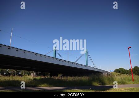 Galecopperbrug-Brücke über den Amsterdam-Rijnkanaal auf der Autobahn A12 in Utrecht in den Niederlanden Stockfoto