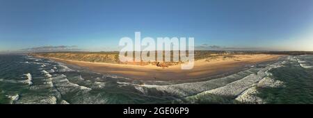 Praia da Bordeira an der Algarve Portugal, Strand und Dünen an der Küste im Westen der iberischen Halbinsel, Luftlandschaftsfoto, Atlantik n Stockfoto