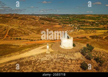 Alte historische verlassene Windmühle in Silves, Algarve, Portugal, Luftaufnahme der ursprünglichen traditionellen Architektur auf der iberischen Halbinsel, Mühle auf der Stockfoto