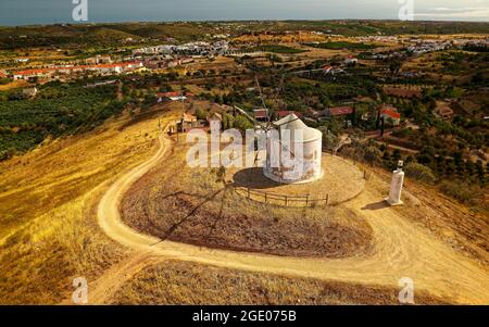 Alte historische verlassene Windmühle in Silves, Algarve, Portugal, Luftaufnahme der ursprünglichen traditionellen Architektur auf der iberischen Halbinsel, Mühle auf der Stockfoto