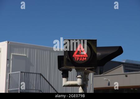 Rotes Warnlicht auf der Straßenbahn- oder Straßenbahnstrecke in Utrecht, Niederlande Stockfoto