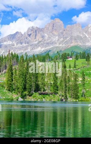 Paradiesische Landschaft am Karersee (Karersee, Karersee) in den italienischen Dolomiten am Latemar, Provinz Bozen, Südtirol. Blau und Kristall w Stockfoto