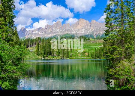Paradiesische Landschaft am Karersee (Karersee, Karersee) in den italienischen Dolomiten am Latemar, Provinz Bozen, Südtirol. Blau und Kristall w Stockfoto