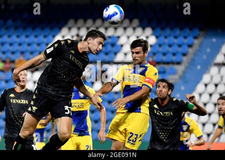 Ferrara, Italien. Januar 2016. Mattia Caldara vom FC Venezia und Nicolo Brigenti von Frosinone während des Fußballspiels zwischen dem FC Venezia und Frosinone Calcio im Stadion Paolo Mazza in Ferrara (Italien) am 15. August 2021. Foto Andrea Staccioli/Insidefoto Kredit: Insidefoto srl/Alamy Live News Stockfoto