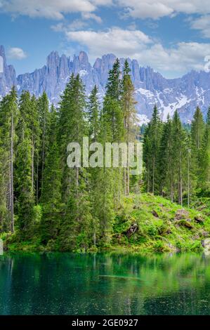 Paradiesische Landschaft am Karersee (Karersee, Karersee) in den italienischen Dolomiten am Latemar, Provinz Bozen, Südtirol. Blau und Kristall w Stockfoto