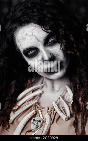 Halloween-Thema: Gruselige hässliche Voodoo Hexe. Nahaufnahme der bösen Zauberin. Zombie Woman (Untot) Stockfoto