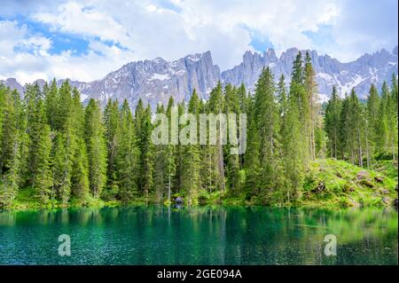 Paradiesische Landschaft am Karersee (Karersee, Karersee) in den italienischen Dolomiten am Latemar, Provinz Bozen, Südtirol. Blau und Kristall w Stockfoto