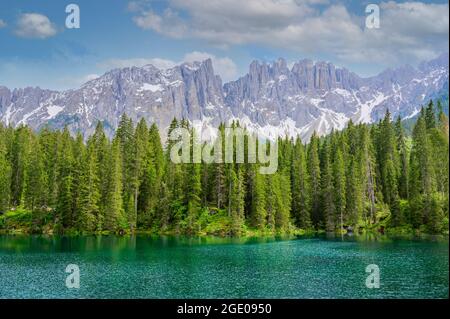 Paradiesische Landschaft am Karersee (Karersee, Karersee) in den italienischen Dolomiten am Latemar, Provinz Bozen, Südtirol. Blau und Kristall w Stockfoto