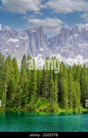 Paradiesische Landschaft am Karersee (Karersee, Karersee) in den italienischen Dolomiten am Latemar, Provinz Bozen, Südtirol. Blau und Kristall w Stockfoto