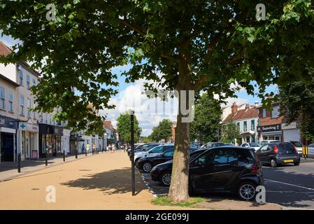 Geschäfte und Fußgänger entlang der High Street im Stadtzentrum von Epping, Essex, Südengland Stockfoto